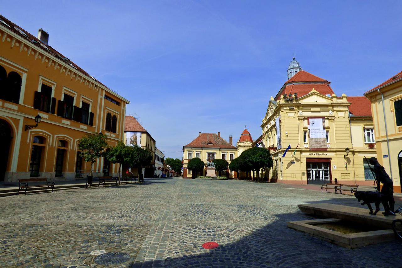 Hotel Oroszlan Szigetvár エクステリア 写真